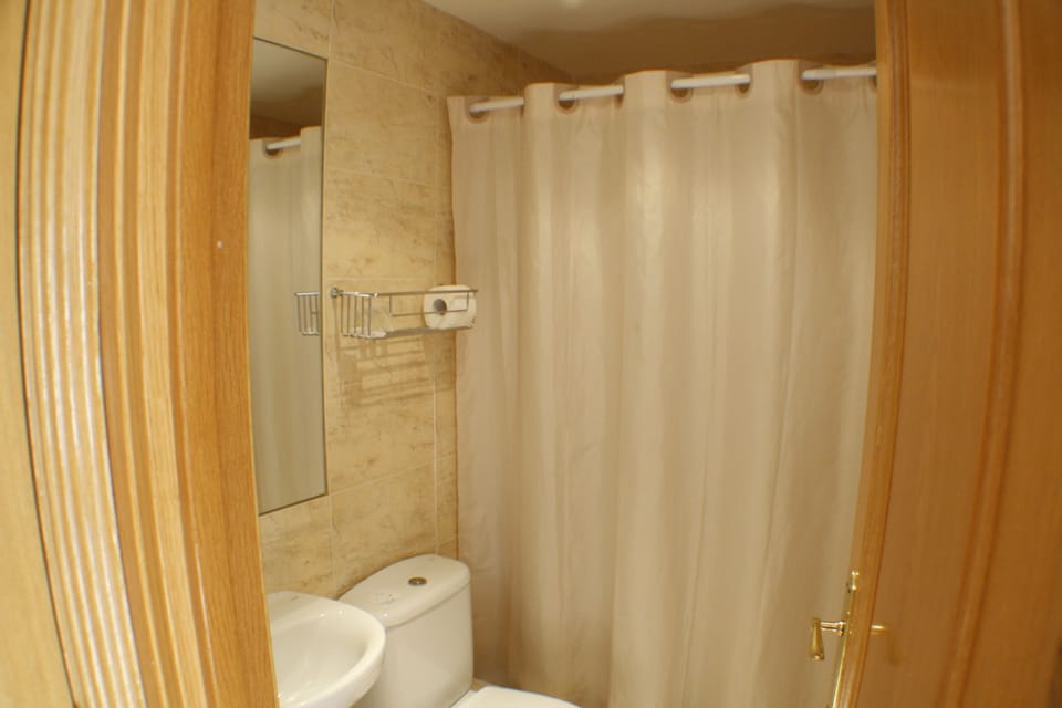 Double Room | Bathroom | Rainfall showerhead, free toiletries, hair dryer, towels