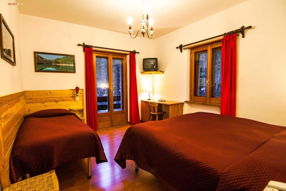 Desk, cribs/infant beds, rollaway beds, free WiFi