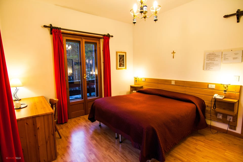 Double Room | Desk, cribs/infant beds, rollaway beds, free WiFi