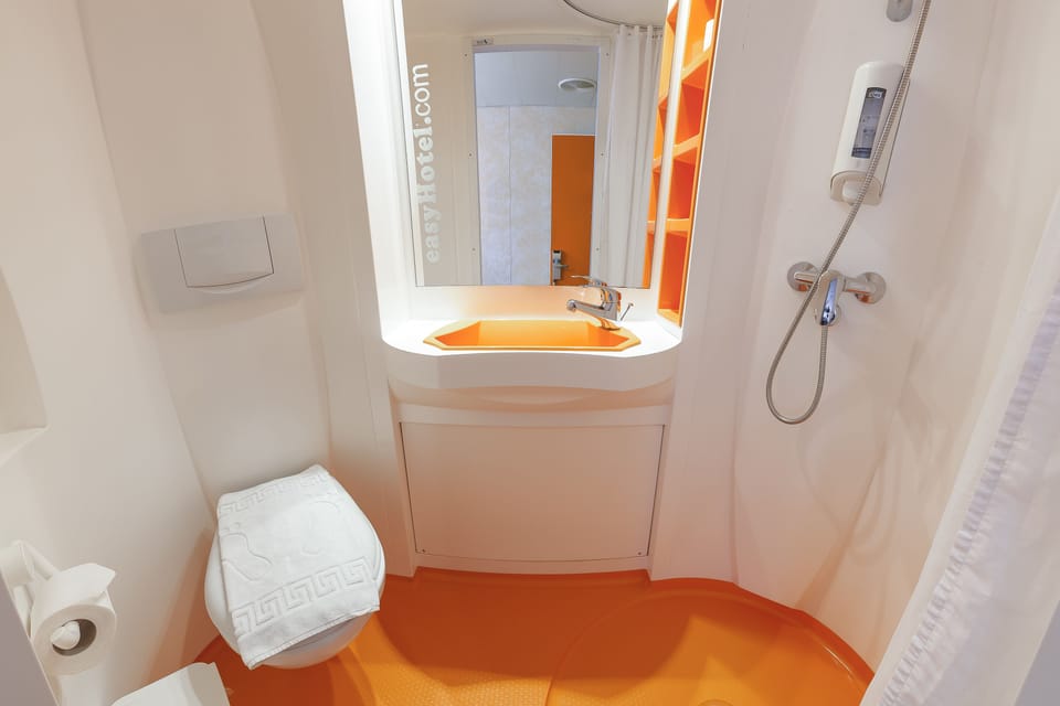 Small Double room | Hypo-allergenic bedding, blackout drapes, iron/ironing board, free WiFi