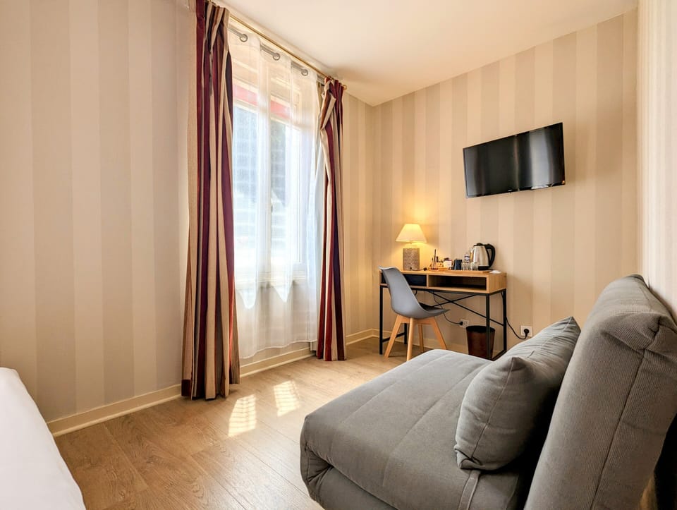 Executive Room | Living area | 60-cm flat-screen TV with satellite channels, TV