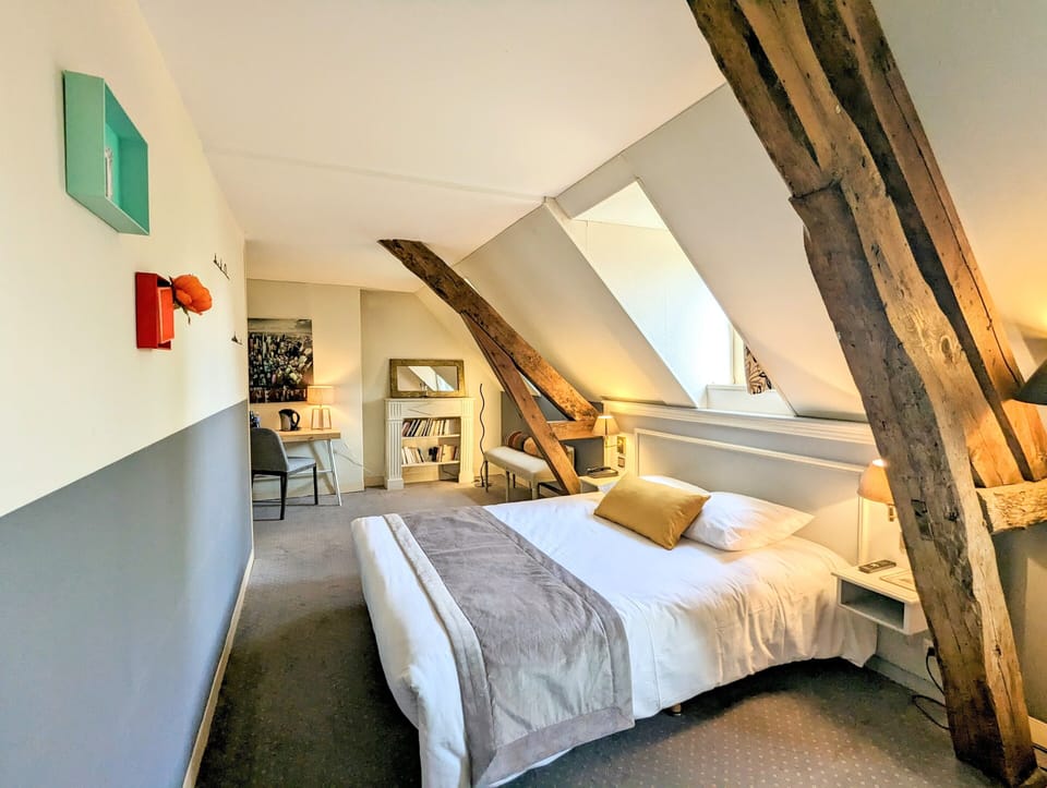 Suite, Garden View | Hypo-allergenic bedding, individually decorated, desk, laptop workspace