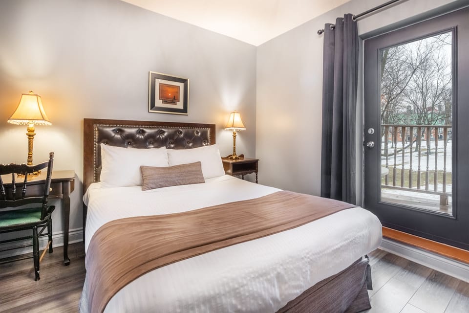 1 Queen Fabulous View with balcony | Individually furnished, free WiFi, bed sheets
