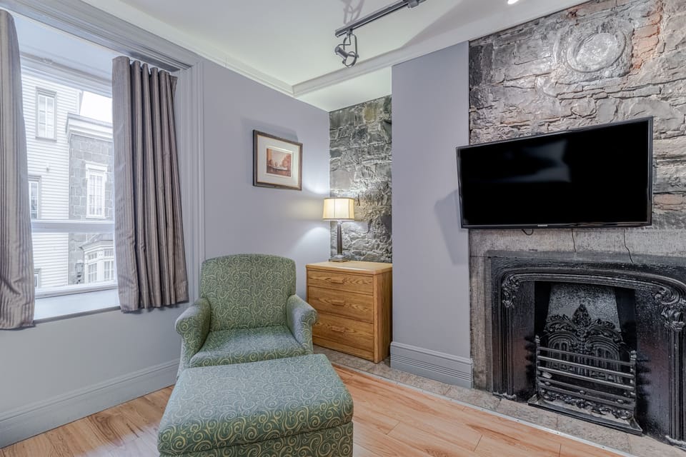 1 Queen bed | Living area | TV, pay movies