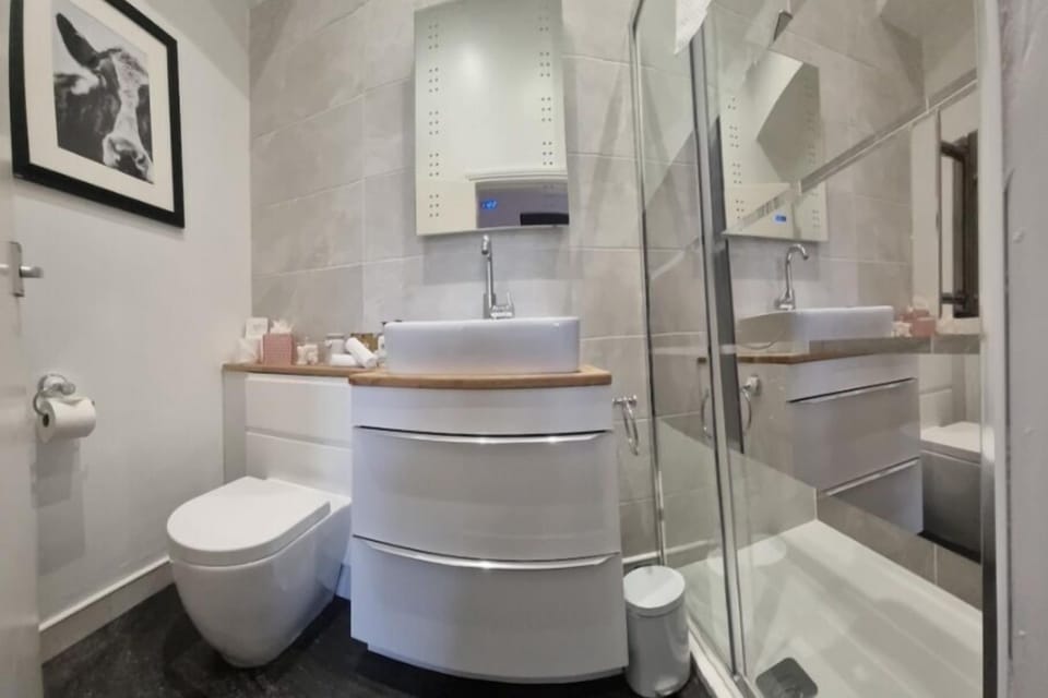 Superior Double Room, Ensuite | Bathroom | Shower, free toiletries, bathrobes, slippers