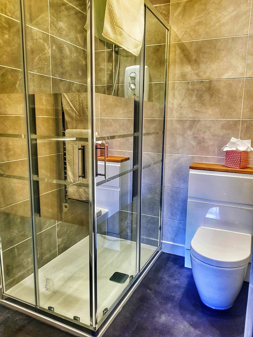 Deluxe Double or Twin Room, Ensuite (Deluxe Superking) | Bathroom | Shower, free toiletries, bathrobes, slippers