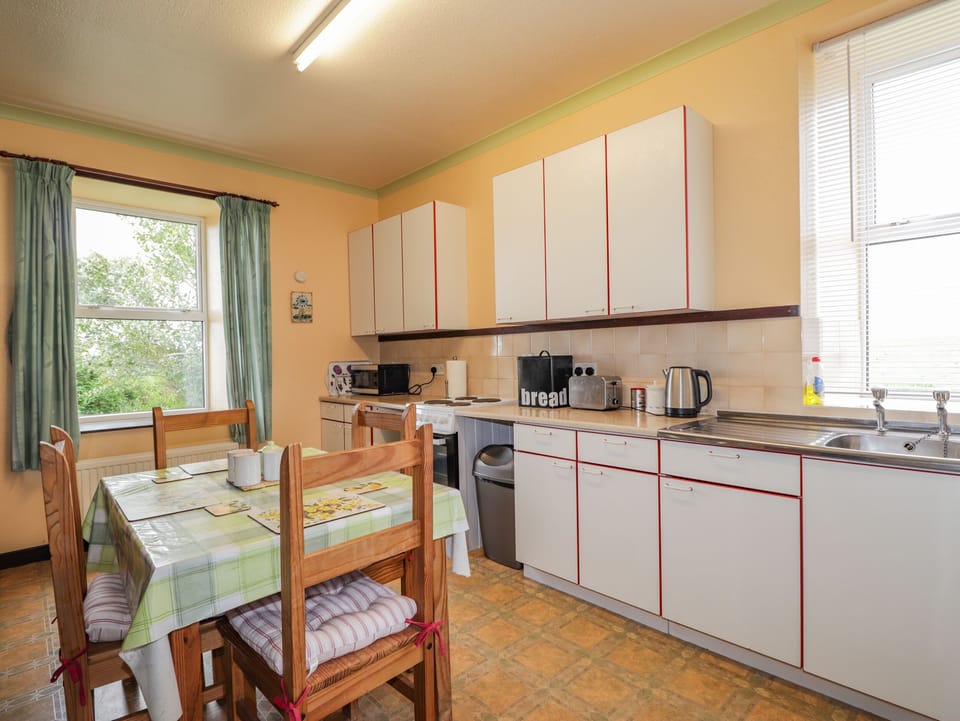 Cottage | Private kitchen | Fridge, electric kettle, toaster, cookware/dishes/utensils