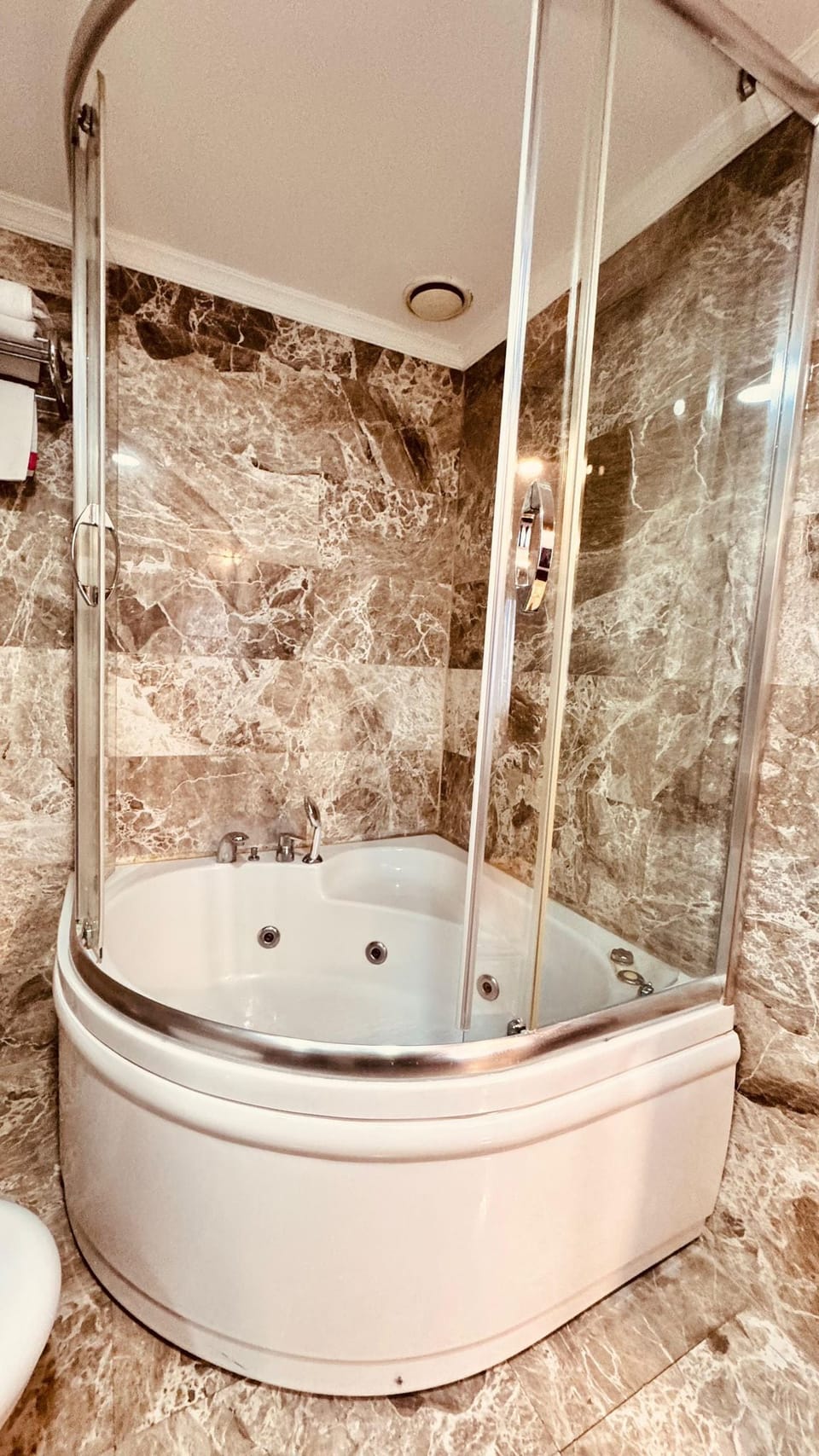 Classic Studio Suite | Bathroom | Shower, free toiletries, hair dryer, slippers