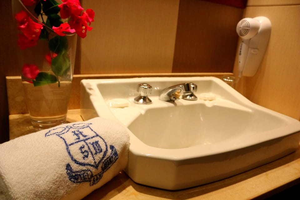 Superior Quadruple Room | Bathroom | Shower, free toiletries, hair dryer (on request), bidet