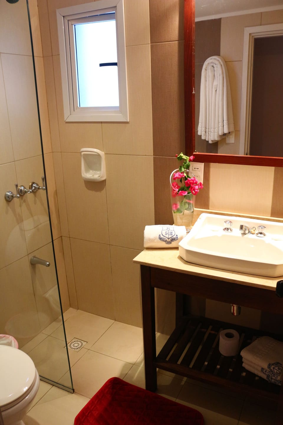 Shower, free toiletries, hair dryer (on request), bidet