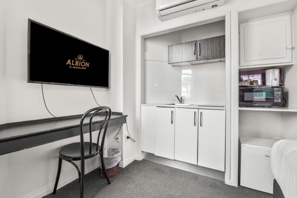 Standard Room | Iron/ironing board, free WiFi, bed sheets