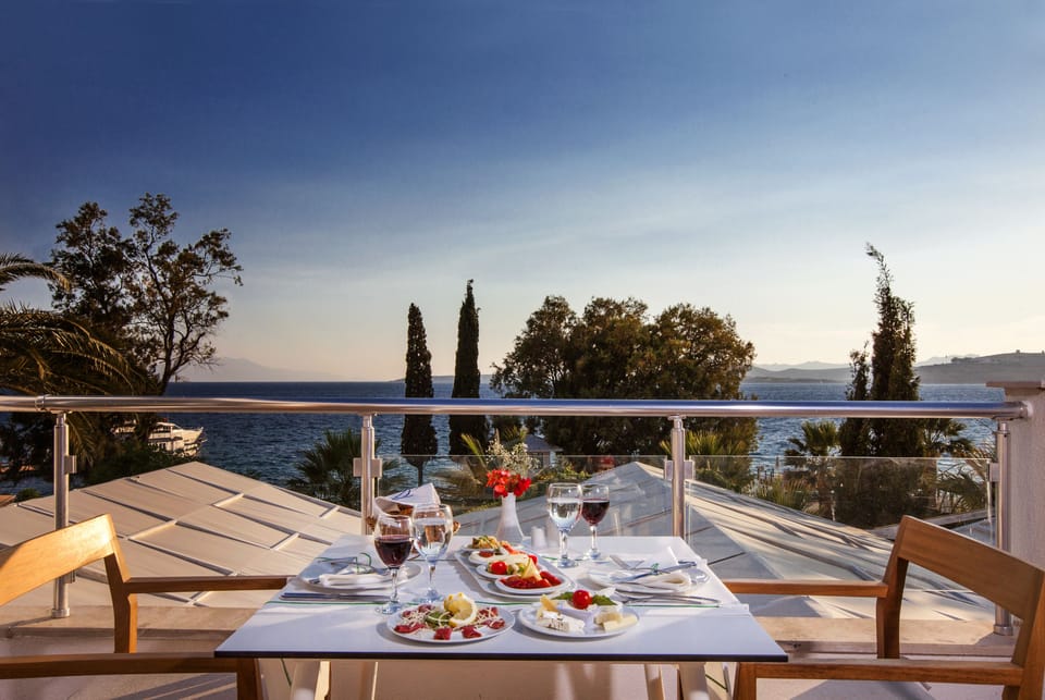 4 restaurants; breakfast, lunch, and dinner served