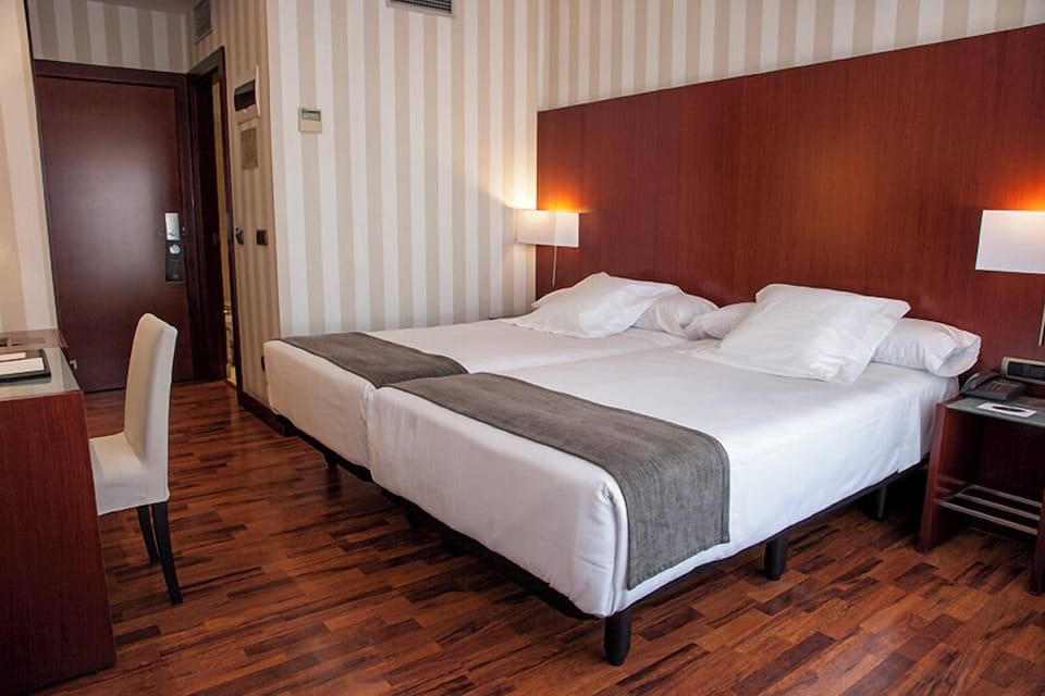 Standard Twin Room | Minibar, in-room safe, desk, laptop workspace