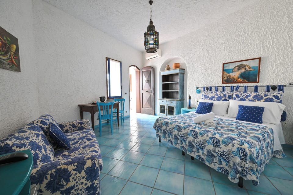 Classic Double Room, Ensuite, Garden View | Desk, bed sheets
