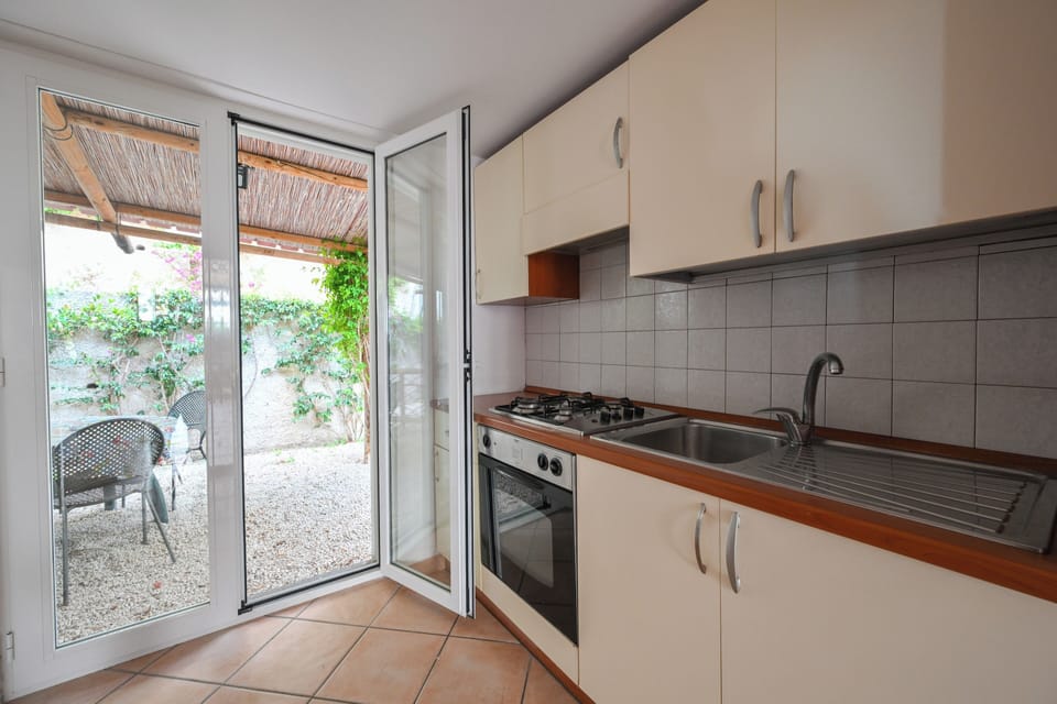 Classic Apartment, Ensuite, Garden View | Desk, bed sheets