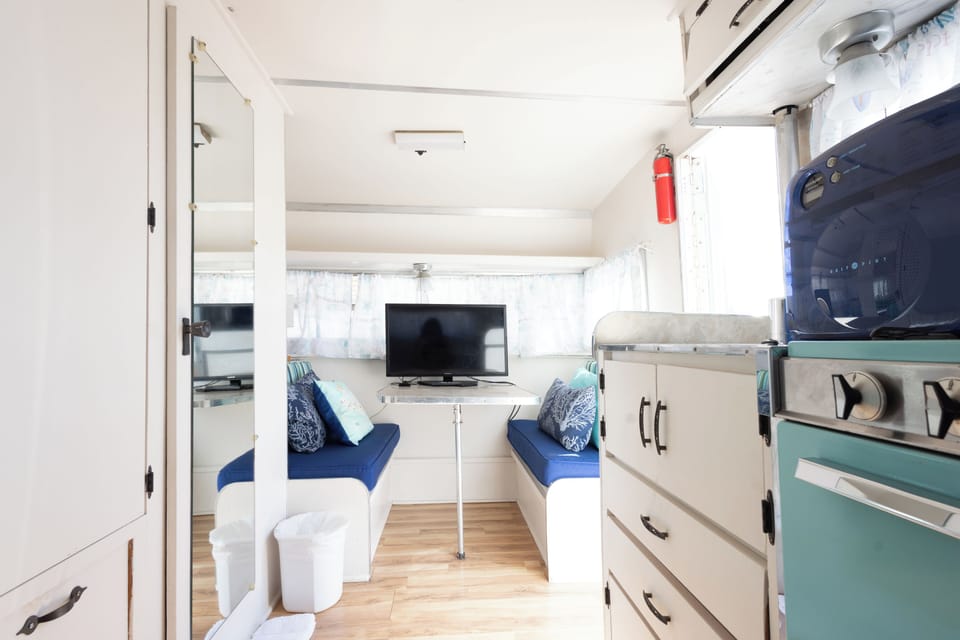 Cabin, 1 Double Bed | Living area | 19-inch flat-screen TV with cable channels, TV