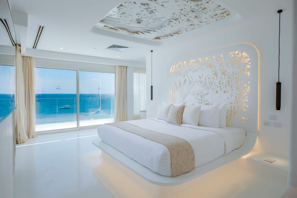 Hall of Fame Jacuzzi Suite | Premium bedding, minibar, in-room safe, blackout drapes