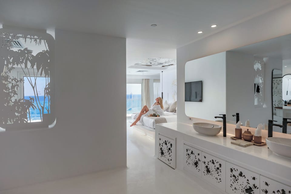 Hall of Fame Jacuzzi Suite | Premium bedding, minibar, in-room safe, blackout drapes