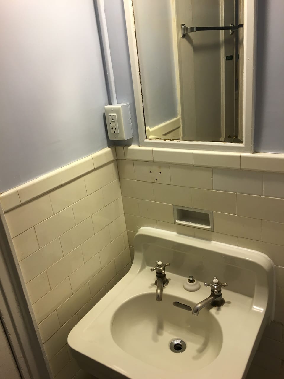 Combined shower/tub, free toiletries, hair dryer, towels