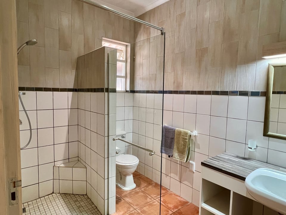 Family Room | Bathroom | Shower, hair dryer, towels