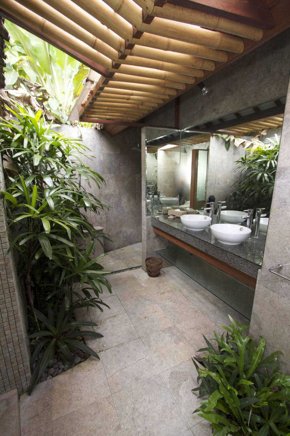 Deluxe Double Room | Bathroom | Shower, free toiletries, hair dryer, towels