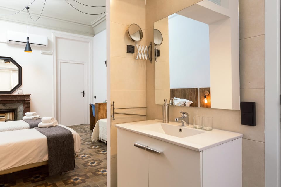 Triple Room, 2 Twin Beds | Bathroom | Shower, hair dryer, towels