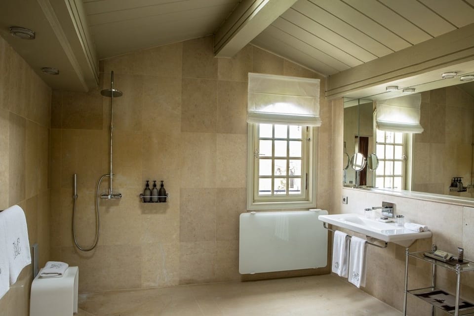 Deluxe Room | Bathroom | Free toiletries, hair dryer, bathrobes, slippers