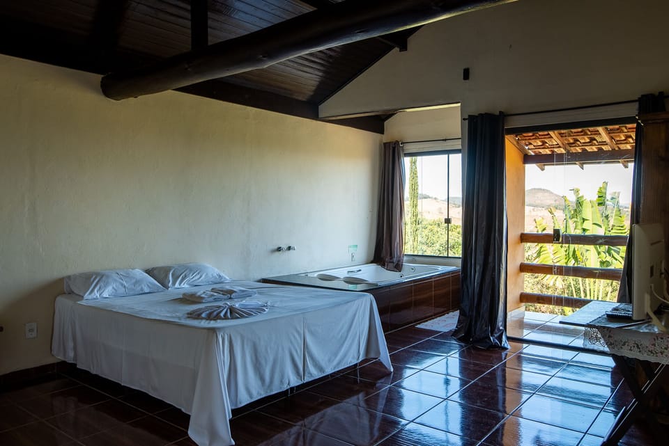 Chalé Sobrado - 2° Andar | Desk, bed sheets