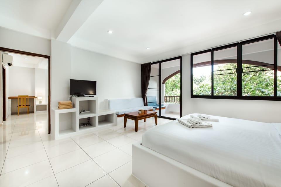 Superior Double Room | Minibar, in-room safe, desk, blackout drapes