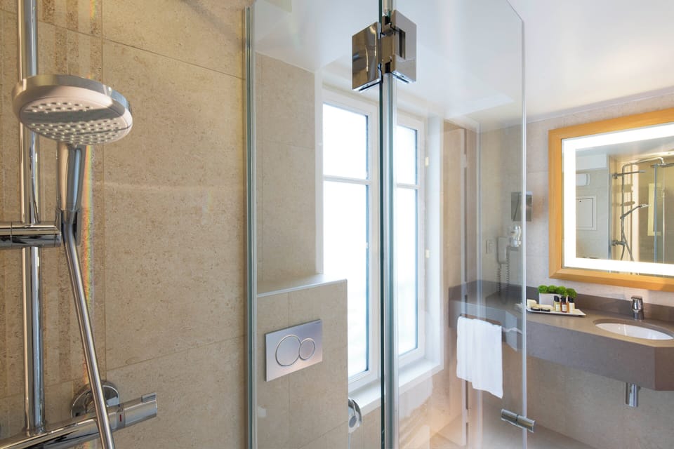 Shower, rainfall showerhead, free toiletries, hair dryer