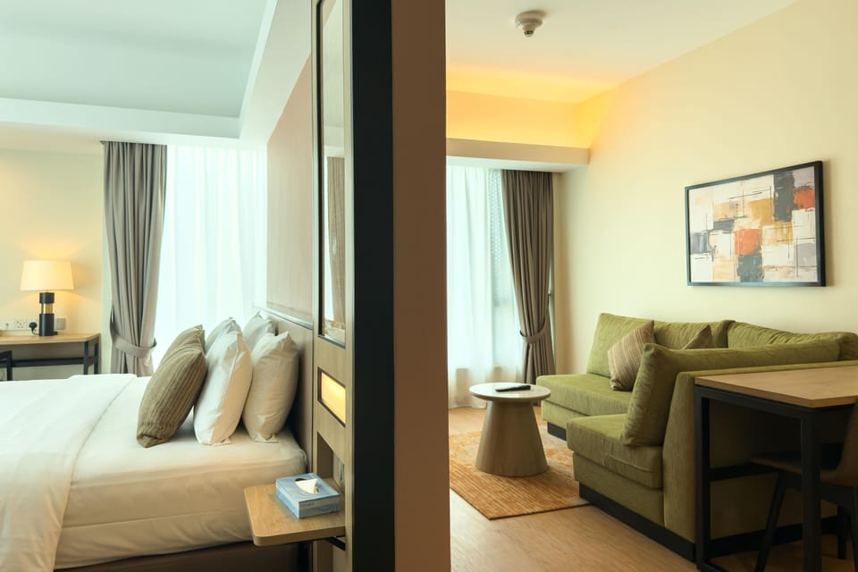 Executive Suite | Minibar, in-room safe, desk, soundproofing