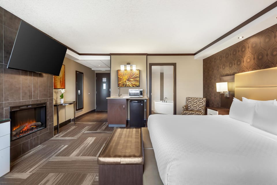 Suite, 1 King Bed, Non Smoking, Jetted Tub | Hypo-allergenic bedding available, desk, laptop workspace