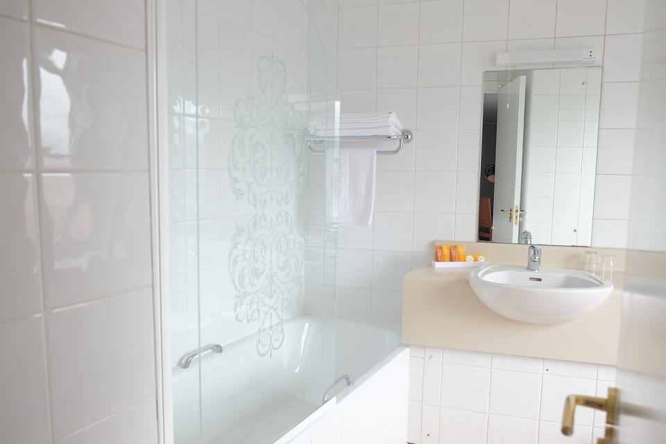 Twin Room, Ensuite | Bathroom