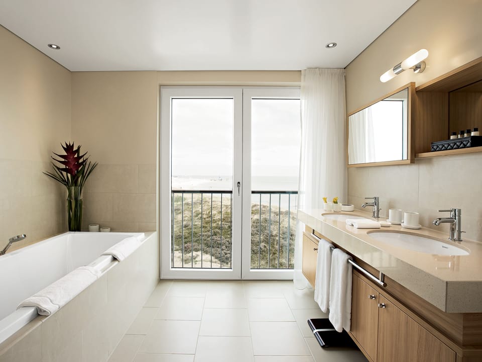 Shower, rainfall showerhead, free toiletries, hair dryer