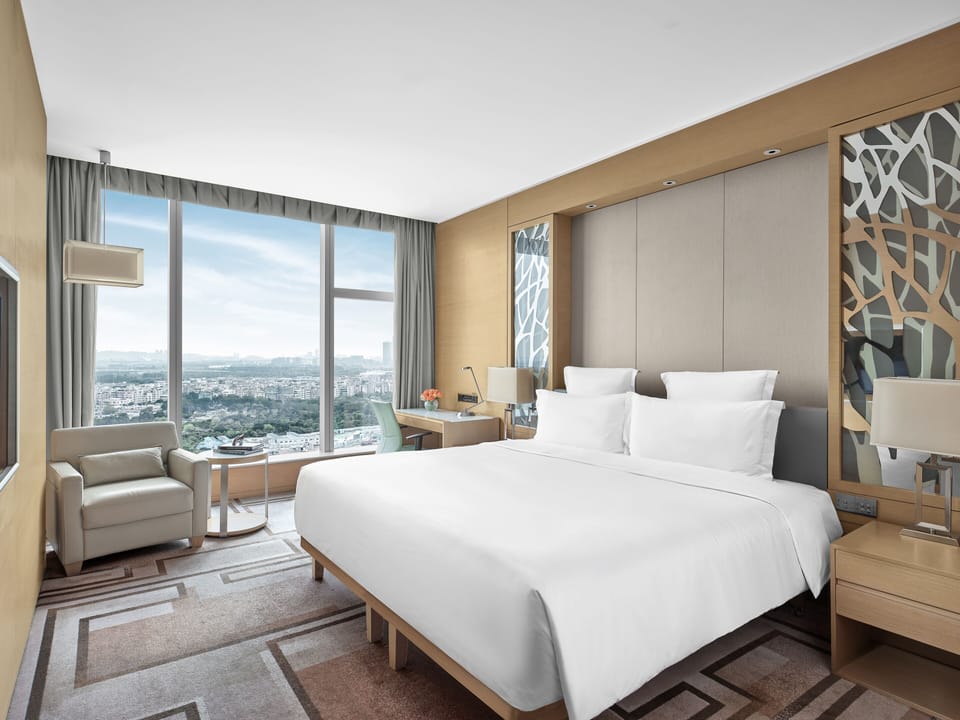 Superior Room, 1 Queen Bed | Premium bedding, minibar, in-room safe, desk