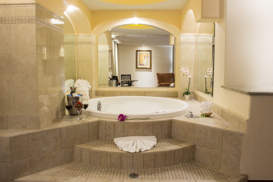 Suite | Jetted tub
