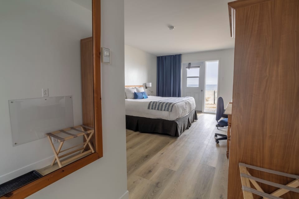 Pavillon Sea View | Desk, blackout drapes, iron/ironing board, free WiFi
