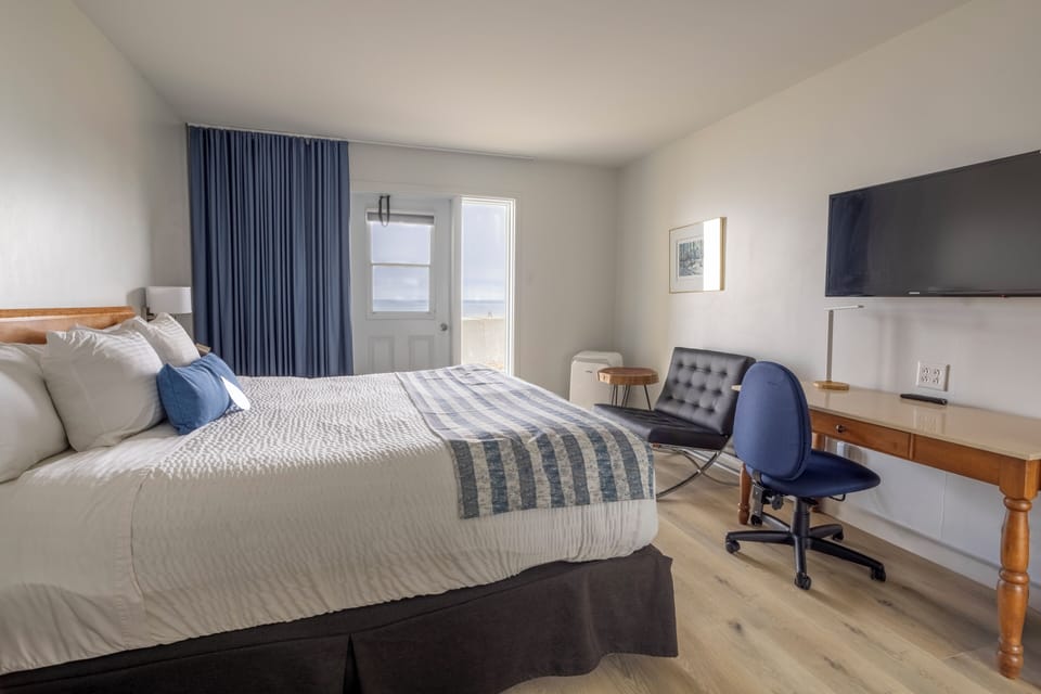 Pavillon Sea View | Desk, blackout drapes, iron/ironing board, free WiFi