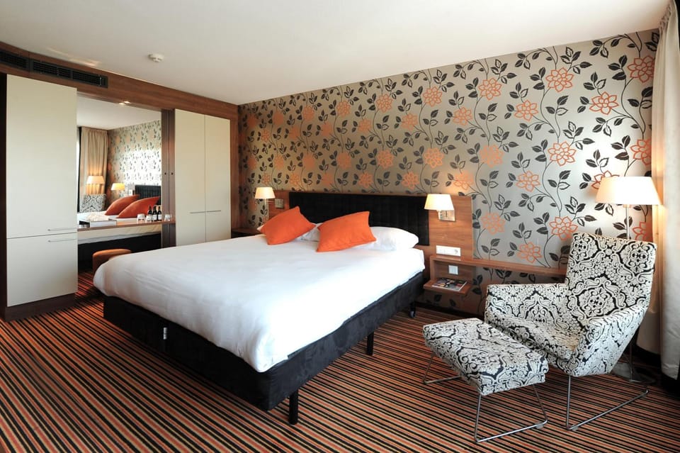 In-room safe, desk, soundproofing, cribs/infant beds