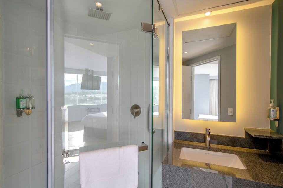 Deluxe Room, 2 Twin Beds | Bathroom | Shower, free toiletries, towels