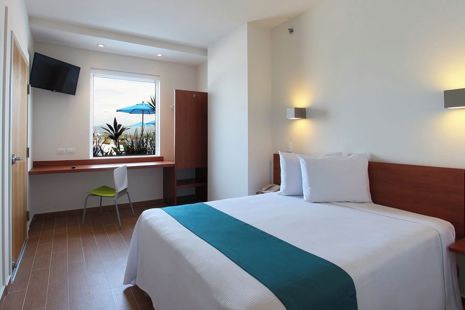 Superior Room, 1 Queen Bed | Desk, laptop workspace, WiFi (free), bed sheets