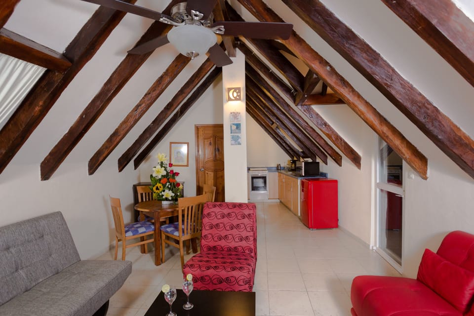 Penthouse, 1 Bedroom, Kitchenette | In-room safe, desk, free WiFi, bed sheets