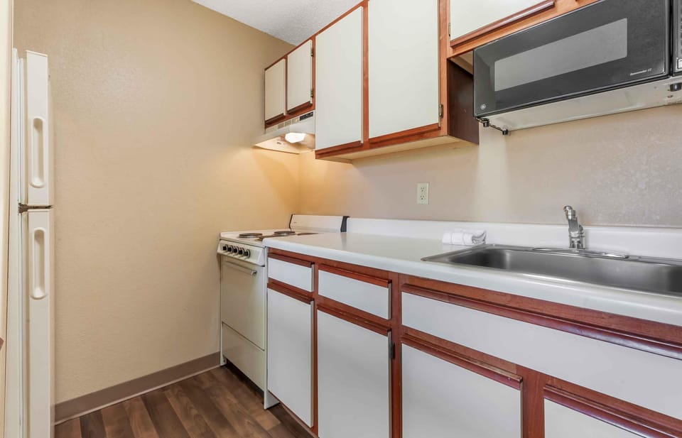 Studio, 1 Queen Bed, Non Smoking | Private kitchen | Fridge, microwave, stovetop