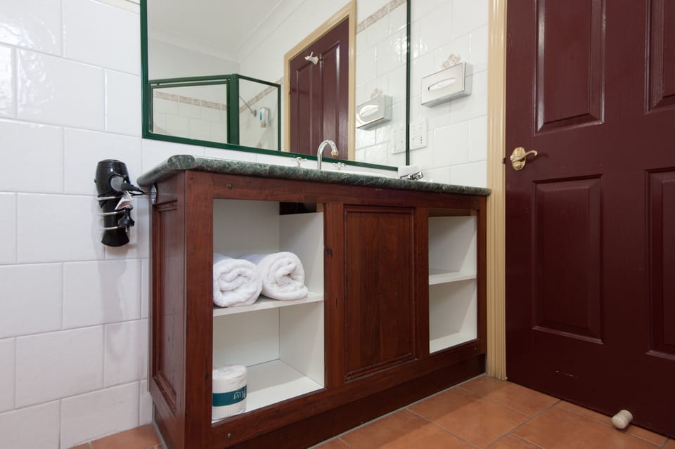 King Spa Suite | Bathroom | Shower, rainfall showerhead, towels