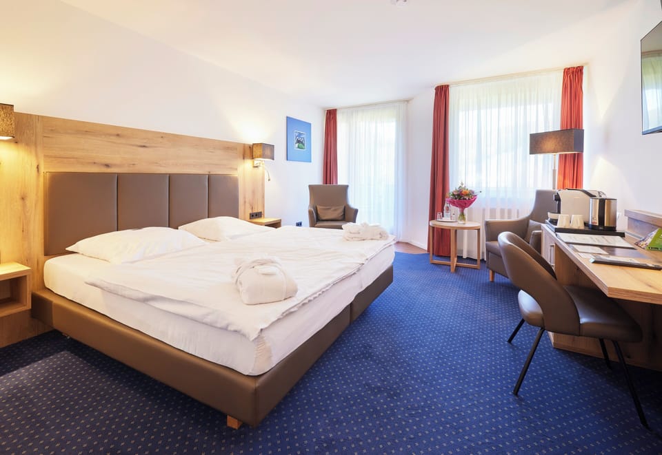 Comfort Double Room, 1 Queen Bed | Hypo-allergenic bedding, minibar, in-room safe, desk