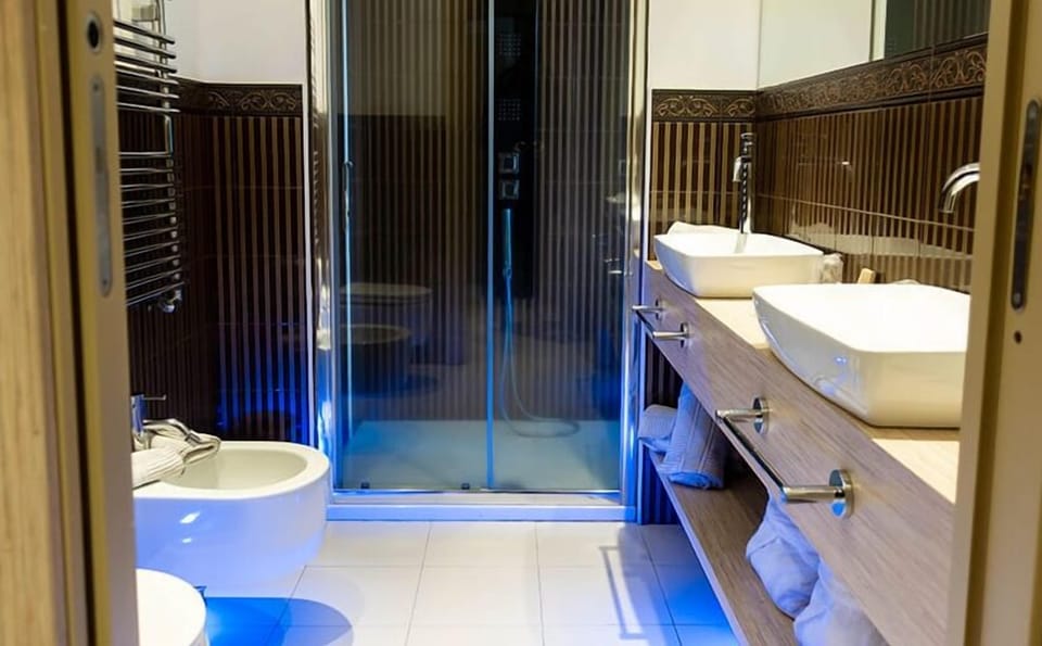 Executive Suite, 1 Bedroom, Lake View | Bathroom | Free toiletries, hair dryer, bathrobes, slippers