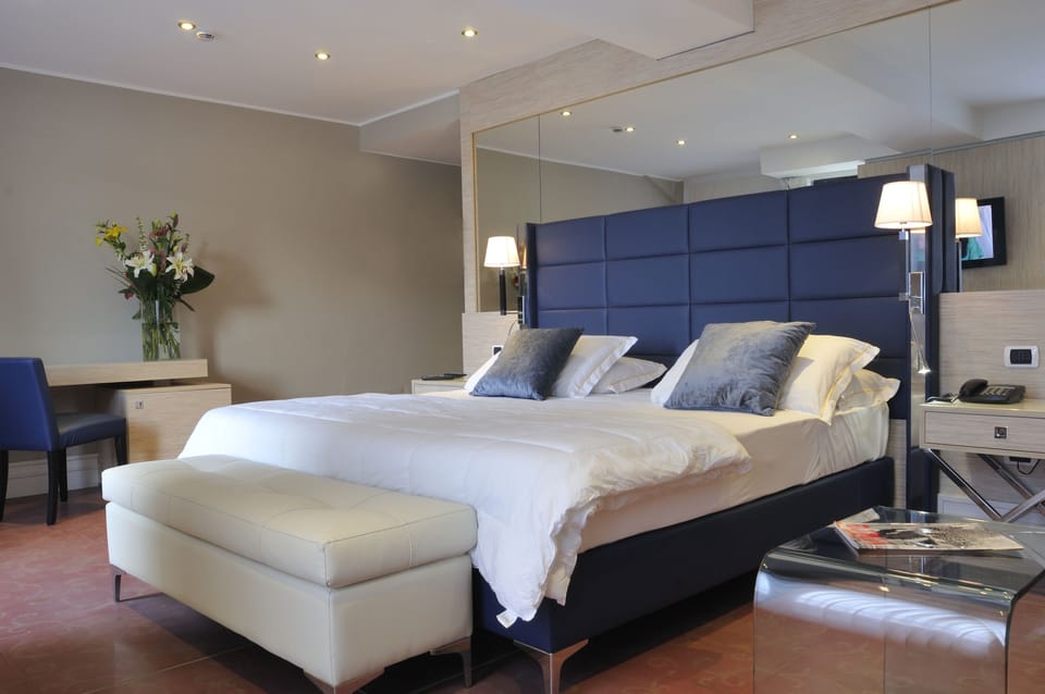 Executive Suite, 1 Bedroom, Lake View | Premium bedding, minibar, in-room safe, desk