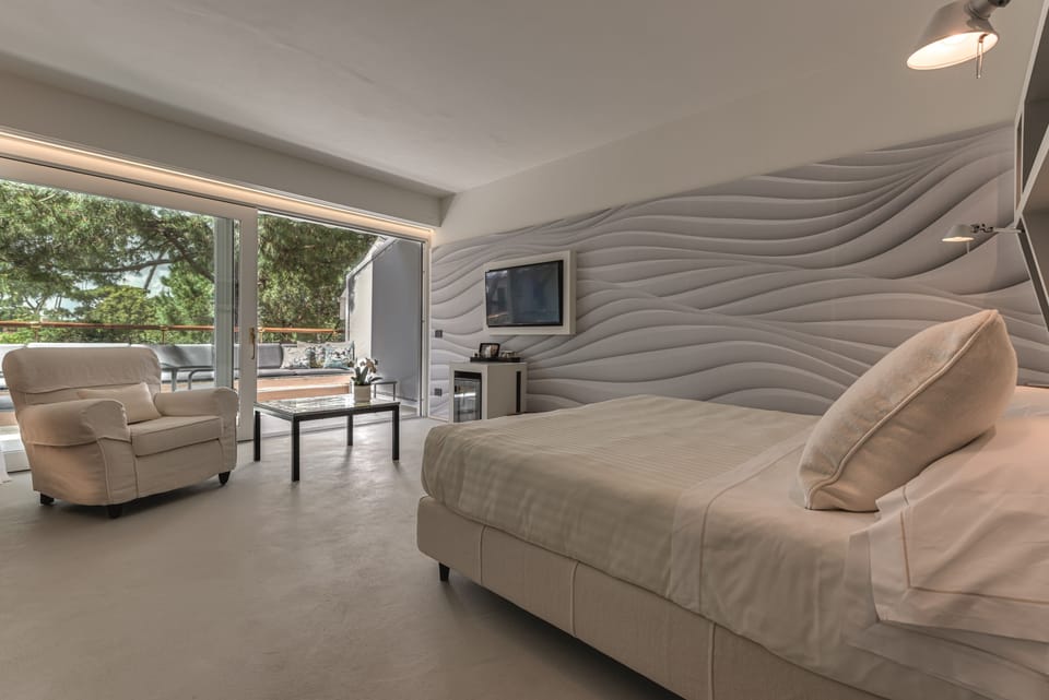 Deluxe Double or Twin Room | Minibar, in-room safe, desk, blackout drapes