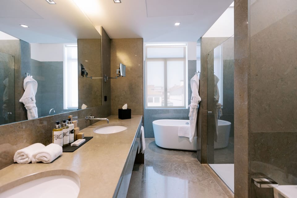 Library Suite | Bathroom | Free toiletries, hair dryer, slippers, bidet