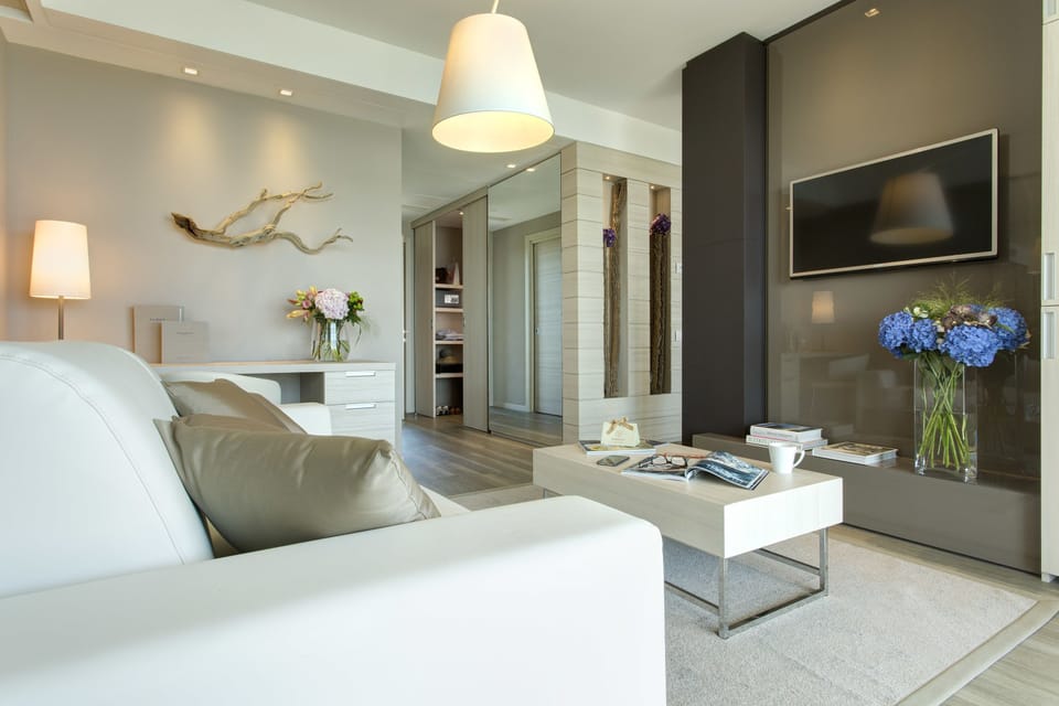 Suite (Prestige) | Living area | LCD TV, pay movies